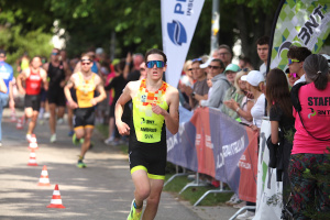 3167-ambrusoli50-trisenec2025-ai.jpg