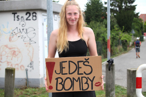 3280-jedesbomby50-trirovinka2025-a.jpg